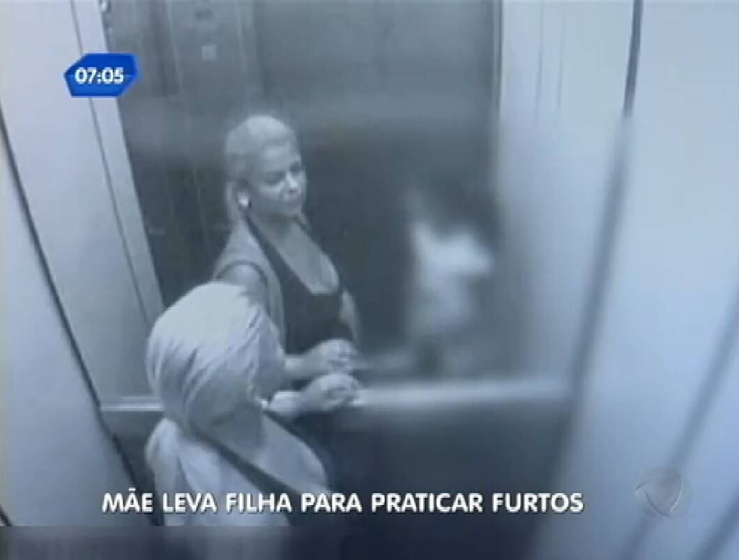Mulher foi presa após furtar apartamentos junto com a criança
