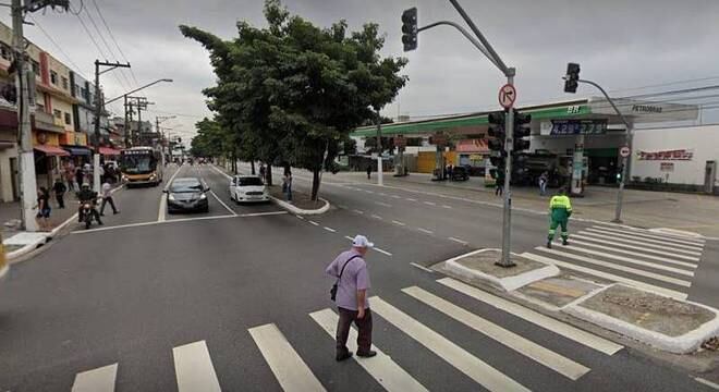 Veículo capotou após colidir em uma árvore