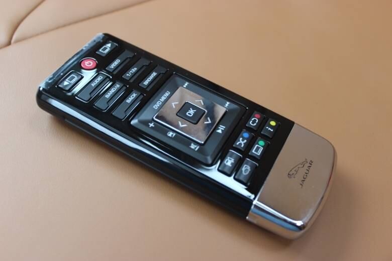 Controle remoto que controla climatização e sistema de entretenimento no banco traseiro