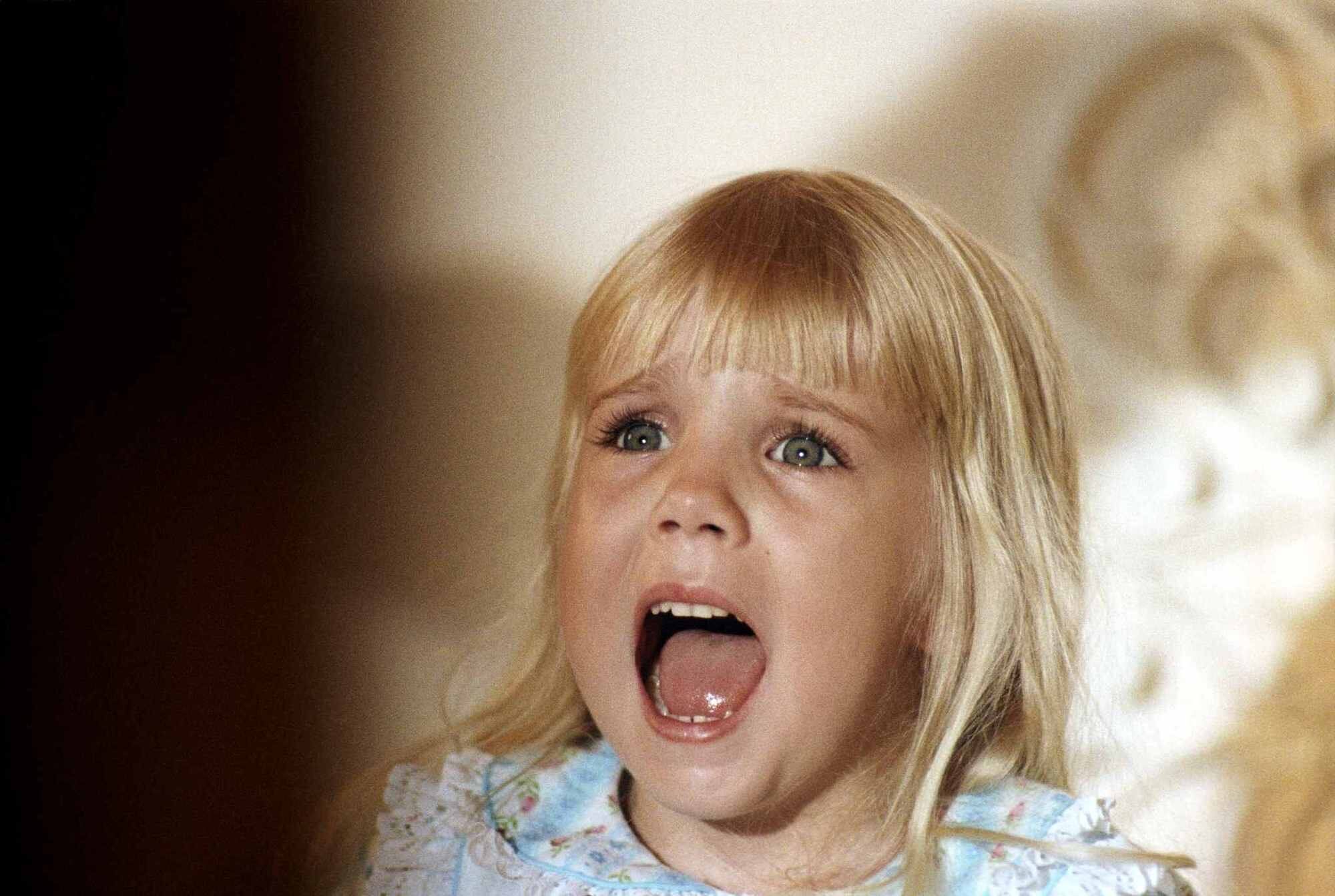 A morte da pequena Heather O'Rourke
A atriz mirim conquistou o mundo como a fofa Carol Anne, garotinha que tinha o dom de se comunicar com fantasmas. Só que ela não teve muito tempo para aproveitar a fama. Ela morreu aos 12 anos, logo após ter filmado Poltergeist III. Heather acordou certo dia vomitando e sem conseguir comer nada. Sua mãe então percebeu que ela estava com os pés inchados e os dedos roxos. A atriz teve uma parada cardíaca no hospital e não resistiu. Descobriu-se que ela tinha uma estranha obstrução intestinal, que causou sua morte

R7 já assistiu ao novo Poltergeist. Veja se é bom ou não!

