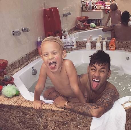 Mas também teve espaço na agenda para curtir a família. Aproveitando que não tinha compromissos no futebol, o atacante passou mais tempo com o filhão Davi Lucca