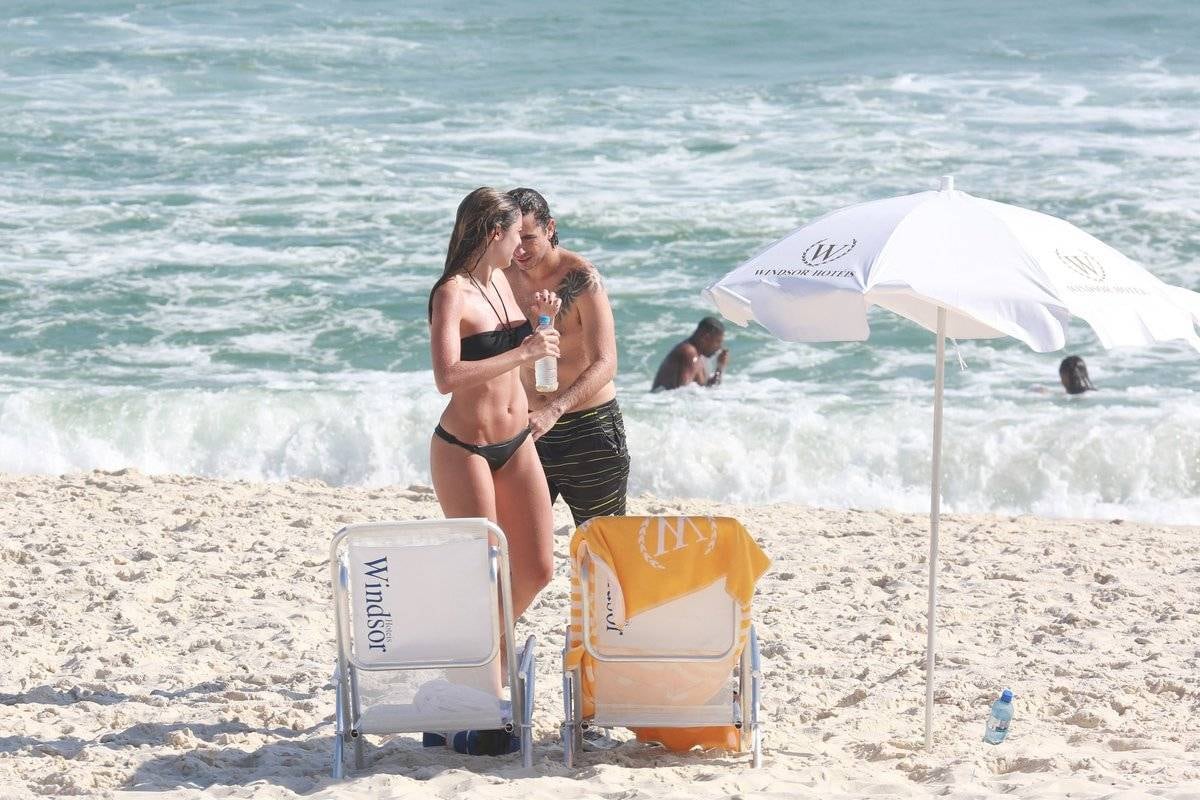 Rafa Brites e Felipe Andreoli curtem dia de sol em praia do Rio de Janeiro