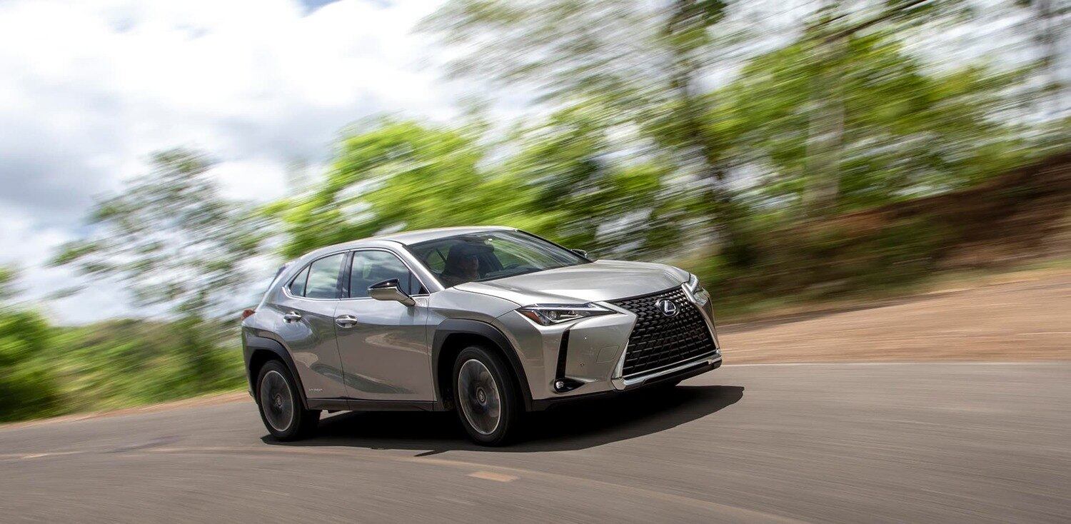 UX 250h mantém motor 2.0 a combustão com motor elétrico e também traz novidades no pacote de segurança