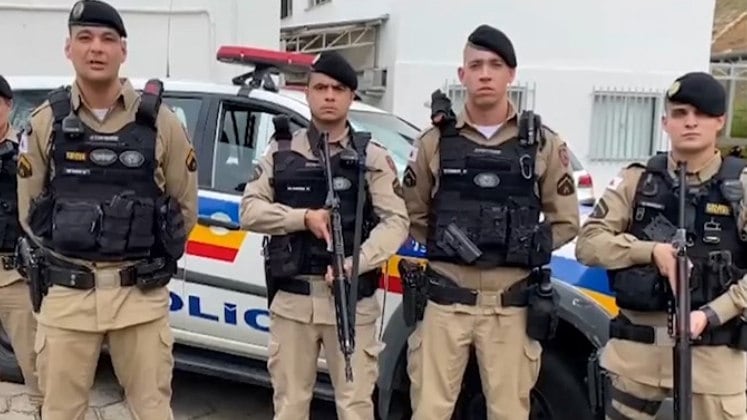 Após a revelação da testemunha, a polícia desconfiou que a suposta amiga poderia ter participado da ação criminosa. Por esse motivo, ela foi apreendida e levada até a delegacia. Em depoimento, ela contou que chamaram um veículo de transporte, por meio de aplicativo, para irem em uma piscina em Teixeiras (MG), município próximo a Viçosa (MG). Segundo a jovem, os suspeitos param o carro dizendo que era um assalto, mas pediram para Ana Vitória sair e a mataram

