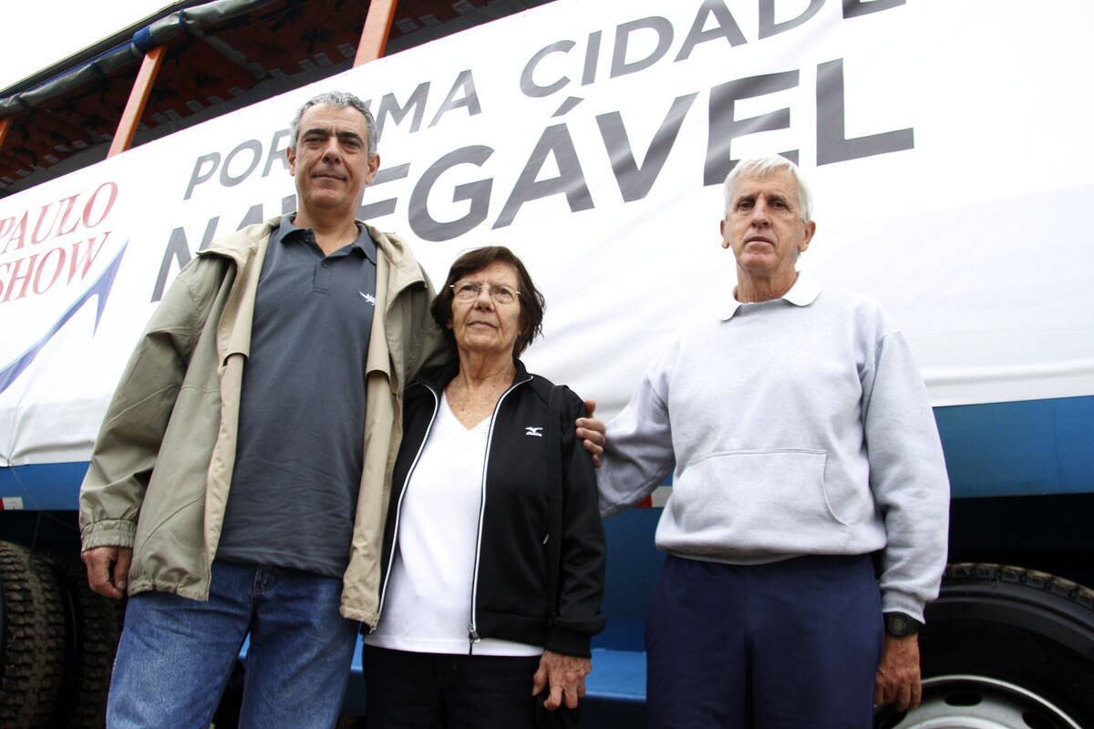 Quem mais torce para que o rio volte a ser o que era são os profissionais do esporte náutico. O professor e coordenador de remo da USP, Ricardo Linares (direita), de 65 anos, enfatiza a escassez de locais para treinamento da modalidade.
— Com o rio despoluído a prática do remo e de outros esportes como stand up, canoa havaiana, entre outros aumentaria, já que teríamos mais locais para treinamento