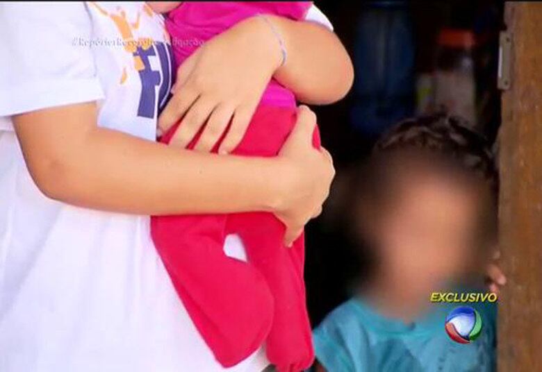 O que não
resta dúvidas é que os pais acabaram aceitando o abuso contra a filha. A mãe
flagrou o que aconteceu e contou para o marido, mas ele não fez nada pela
menina porque ela perdeu a virgindade. Na mentalidade dele, a garota não merecia
mais ser protegida