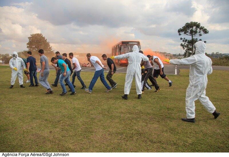 A FAB logo avisa os brasileiros: "É
para esse cenário, de completa destruição e de um planeta dominado pelos
mortos-vivos, que você precisa estar preparado"