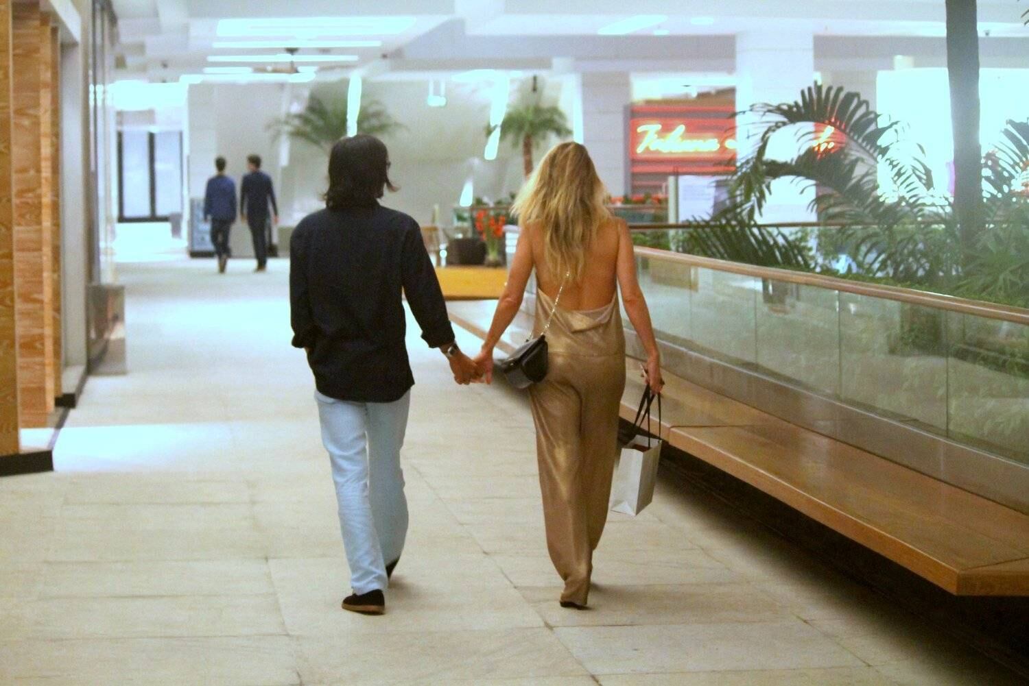 Danielle Winits e André Gonçalves passeiam de mãos dadas em shopping do Rio
