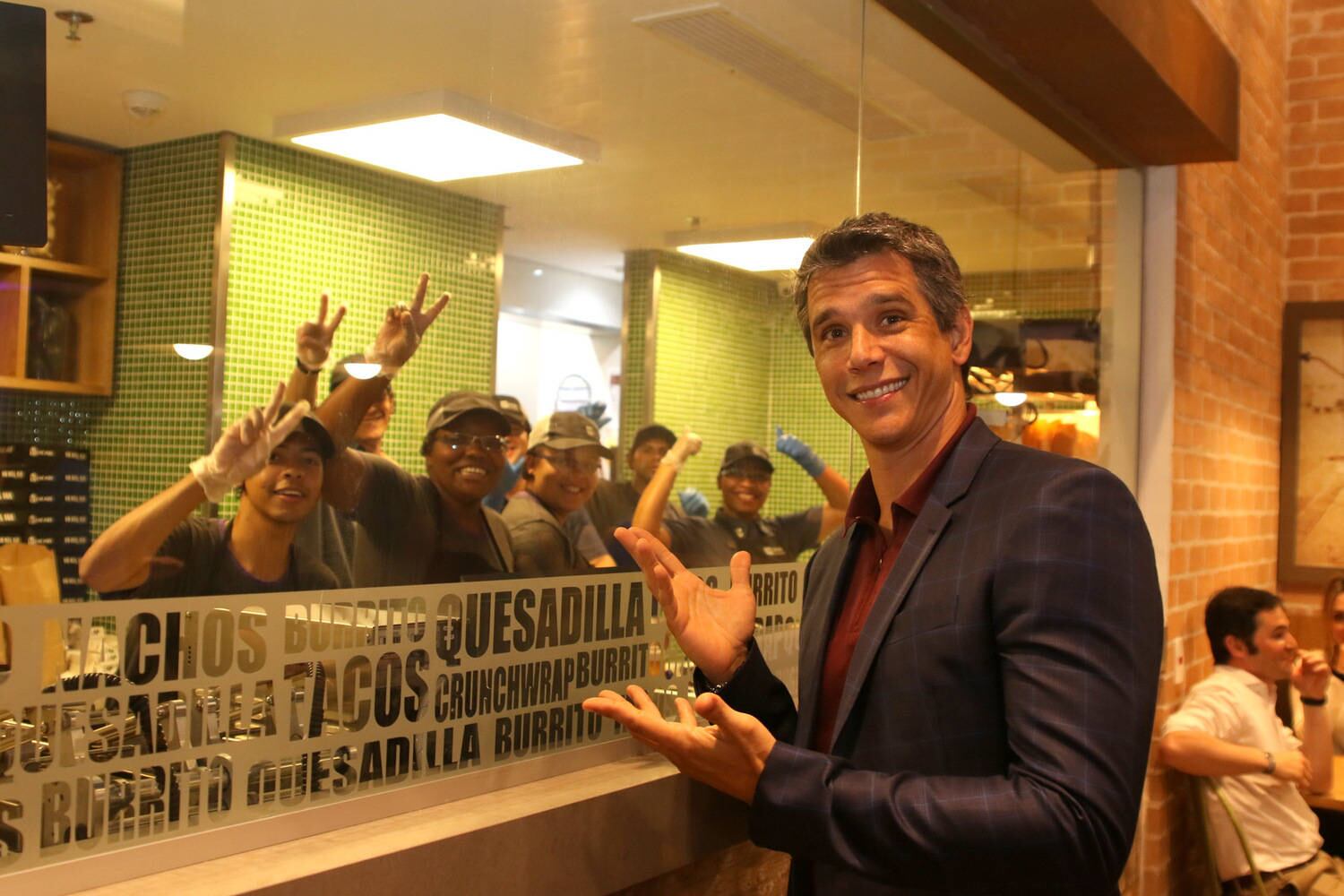 O apresentador visitou a cozinha do restaurante 