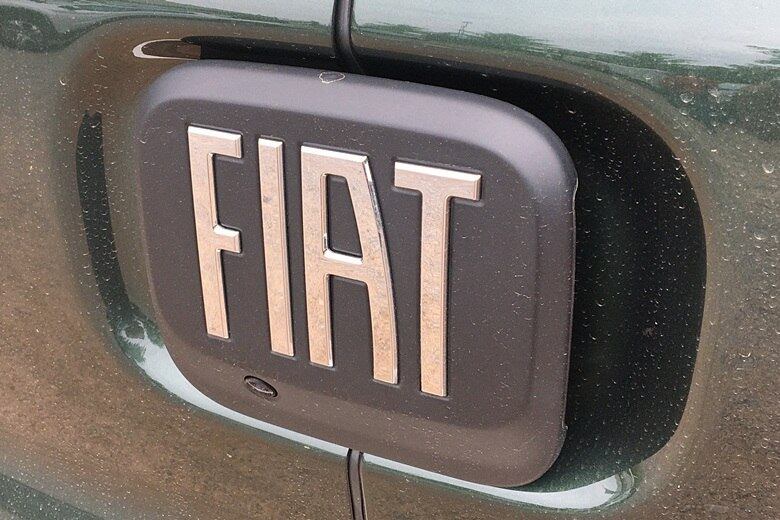 Atrás, as lanternas usam LEDs em todas as versões e invadem sutilmente as laterais. Mas o grande destaque é a caçamba da picape, com 820 litros de capacidade e a inovadora tampa que se abre ao meio