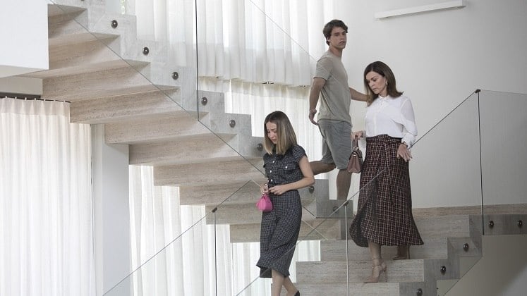 Defendeu a neta
Uma situação complicada aconteceu com Mirela. Encurralada na casa de Gustavo (Caio Vegatti), que forçava a barra com a jovem, ela pediu a ajuda da avó, que prontamente apareceu para ajudá-la. Depois do ocorrido, a neta ainda desabafou com Ísis sobre tudo que aconteceu