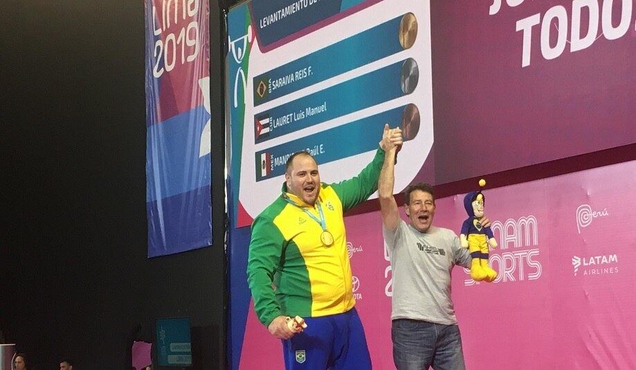 Fernando levou o pai ao tablado após receber a medalha de ouro