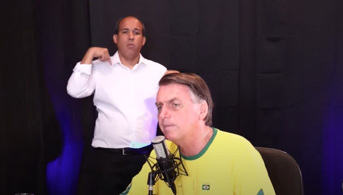 O presidente Jair Bolsonaro durante entrevista a um podcast