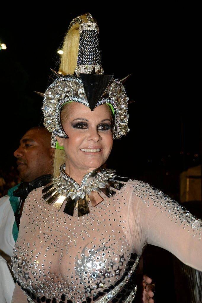 Monique Evans relembrou os dias de glória desfilando pela Mocidade Independente de Padre Miguel