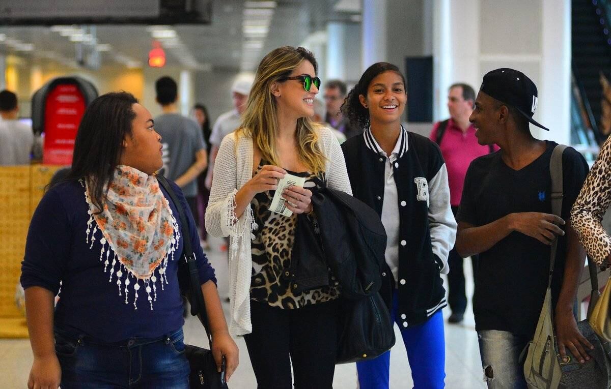 Cheios de estilo para enfrentar o frio, famosos embarcam em aeroporto
