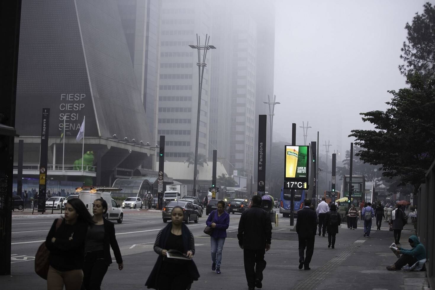 Na avenida Paulista, os relógios marcavam 17ºC nesta manhã. No entanto, segundo o Climatempo, a sensação de calor na capital deve aumentar neste final de semana