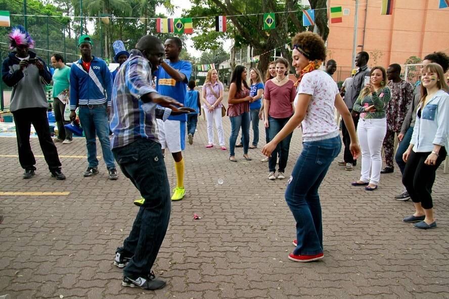 A festa foi bem agitada e as diferentes nacionalidades presentes interagiram bastante garantindo uma atmosfera multicultural