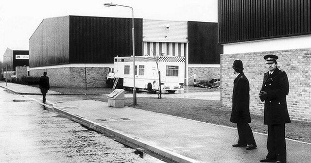 2. Roubo à casa de leião Brink's-MAT (Londres/1983)
Em uma tranquila manhã de novembro, seis ladrões conseguiram entrar na casa de leilões Brink's-MAT, no aeroporto de Heathrow, com a ajuda de um guarda que trabalhava no local. O plano original do grupo era roubar uma quantia equivalente a R$ 12 milhões, que eles imaginavam que estariam trancados em um cofre. Quando eles chegaram na casa de leilões, além do dinheiro, eles encontraram três toneladas de ouro e diamantes.
Depois desse roubo, vários casos de assassinatos foram registrados e ligados a ele e, apesar grande parte da gangue já ter sido presa, o ouro nunca foi recuperado