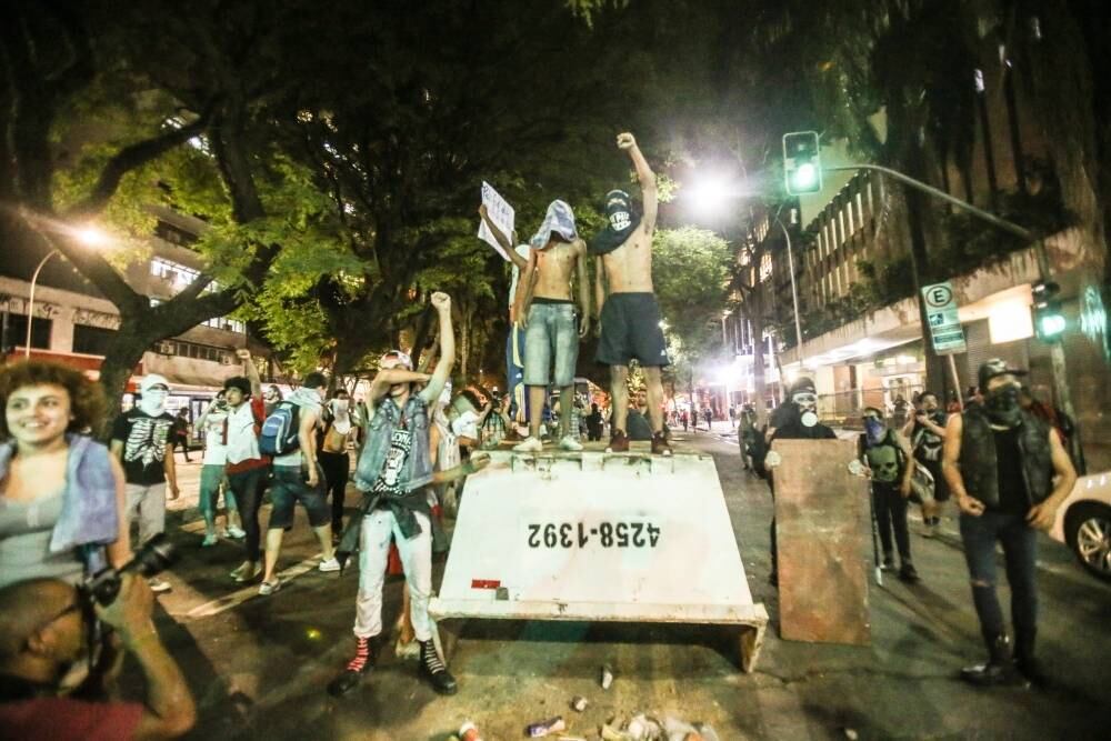 Manifestantes viram caçamba em protesto