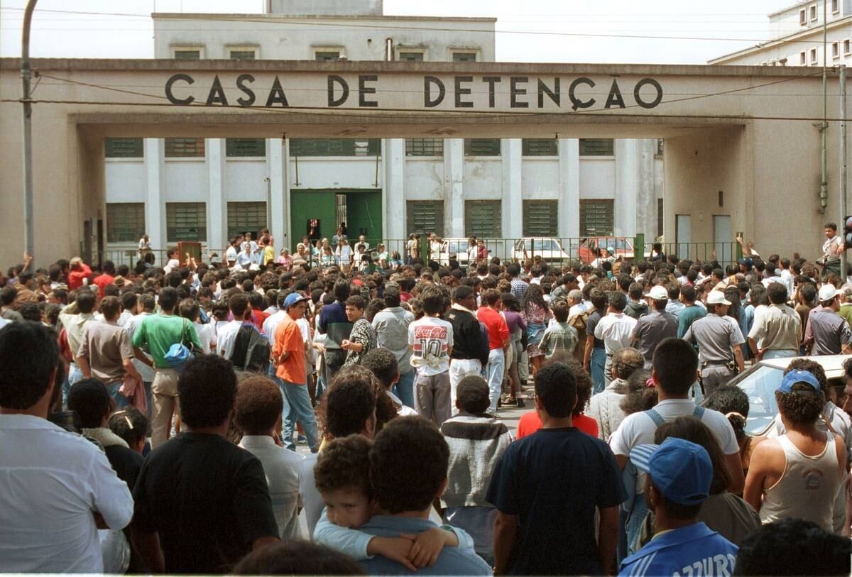 Multidão de parentes e curiosos em frente a entrada da Casa de Detenção de São Paulo, no dia 2 de outubro de 1992