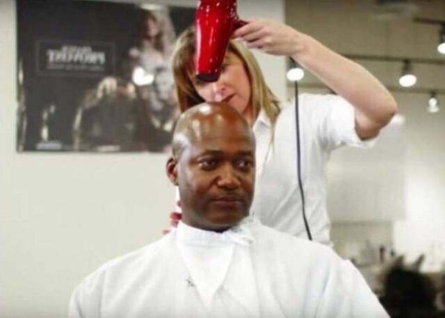 Essa foto ilustra aquela velha piada de tiozão: "Já assistiu ao filme As Longas Tranças do Rei Careca? Rsrsrs"