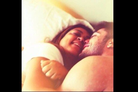 Preta Gil passa a noite agarradinha com o novo namorado