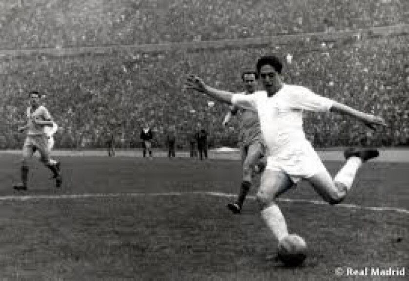 Argentino naturalizado espanhol, o ex-atacante Héctor Rial também conquistou cinco taças da Champions, todas elas pelo Real Madrid