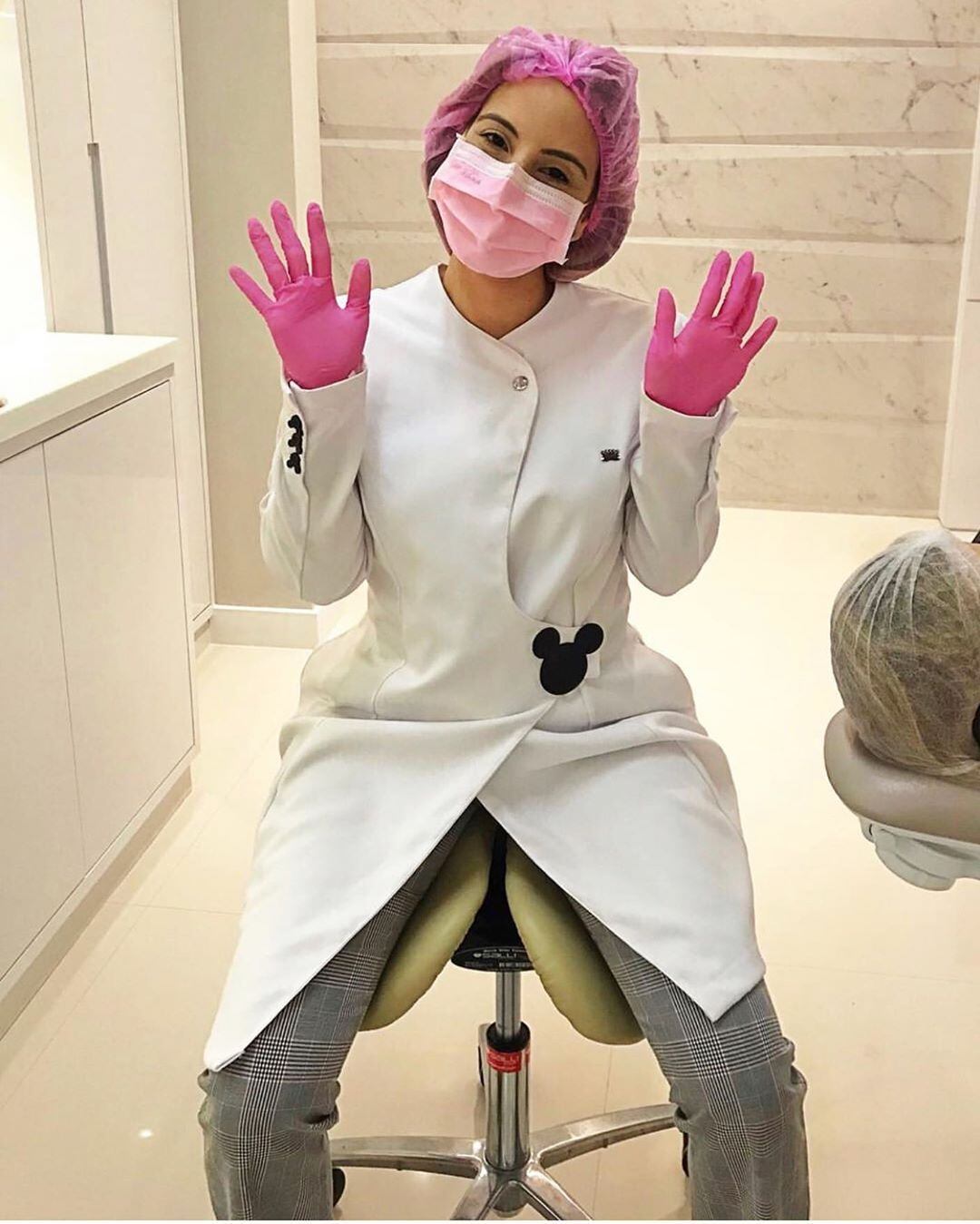 Foi aí que, com a irmã, que é formada em Relações Públicas, resolveu abrir uma empresa que pudesse oferecer estilo para as profissionais da saúde 


Na foto, a odontologista Mariana Furtado