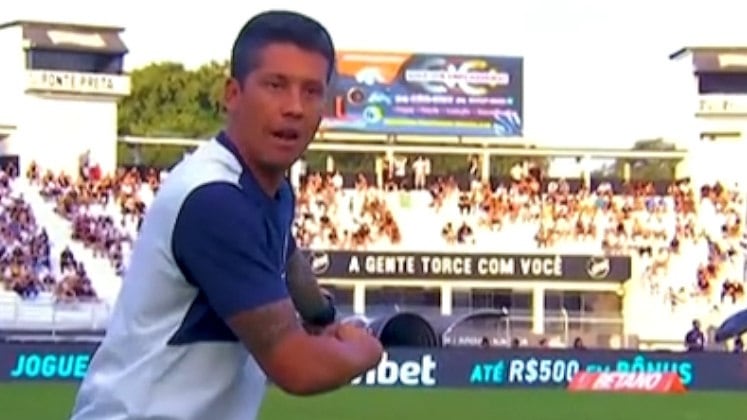 Língua afiada

Na rodada sete do estadual, Gustavo Machado precisou ser interrompido pelo famoso "piii", com tantos xingamentos da equipe do São Paulo, que não ficou nada satisfeita com as decisões do árbitro na partida contra a Ponte Preta. O Tricolor saiu de Campinas com a derrota e com os nervos à flor da pele