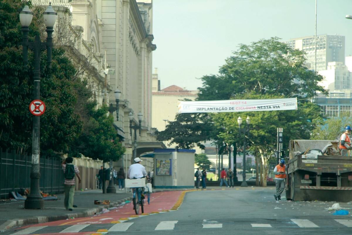 O terceiro trecho da ciclovia do centro histórico da cidade de São Paulo foi inaugurado nesta sexta-feira (18) com a presença o secretário municipal de Transportes, Jilmar Tatto. Ao todo, a via conta agora com 6 km de extensão.
O R7 foi até o local verificar como está o funcionamento do segundo trecho — que vai da Sala São Paulo até a Praça da República e o terminal
Amaral Gurgel — inaugurado há cerca de 20 dias. Comerciantes e moradores da região afirmam que o movimento de ciclistas é baixo durante a semana, mas os usuários elogiam a via
Reportagem: Gilmar Júnior, do R7