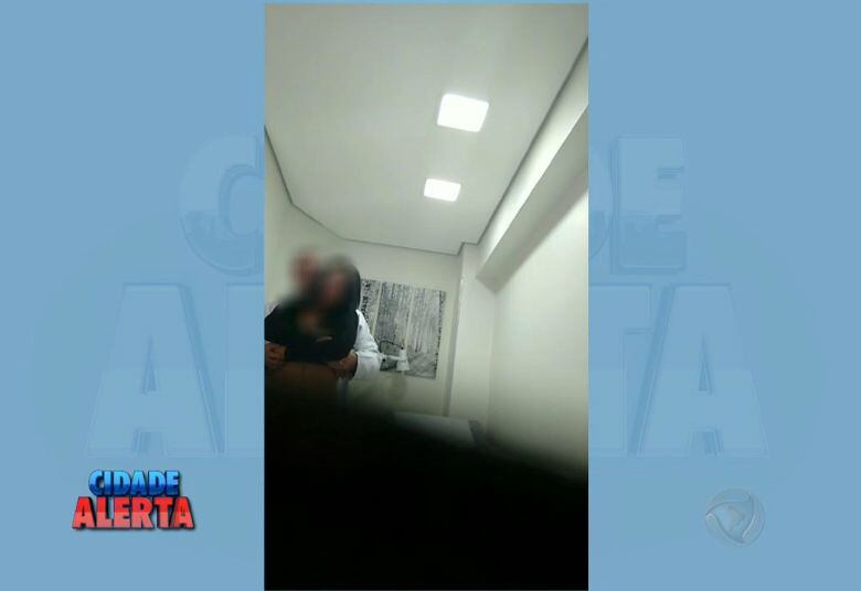 A vítima tenta tirar a mão do médico e se afastar, mas o
doutor insiste

+ Quer ver tudo o que rolou no Cidade Alerta? Veja a íntegra no R7 Play
