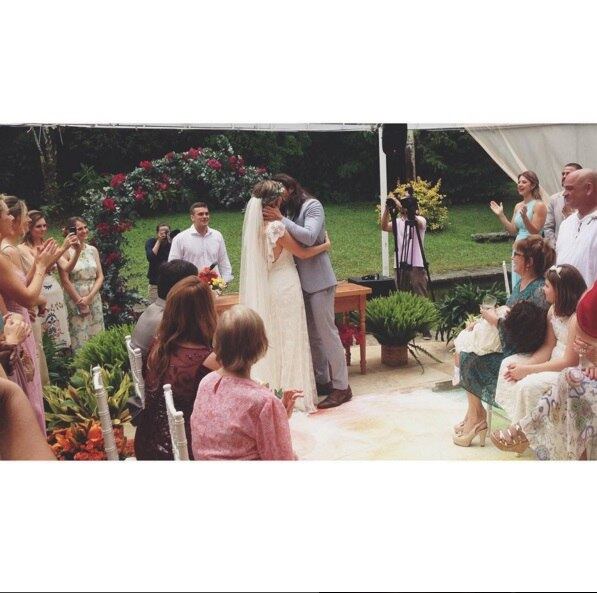 Eternizado por Giovana Grigio, o momento do primeiro beijo do casal como marido e mulher foi aplaudido de pé pelos convidados