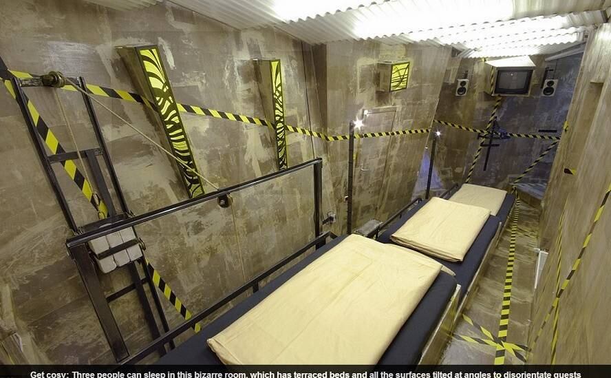 Três visitantes podem dividir a cela da prisão do hotel. Mantendo os tamanhos originais, os visitantes podem conhecer e viver noites como detentos. 

O site oficial do hotel diz que ele funciona como um ímã que atrai pessoas criativas, cansadas do consumismo. É para todos os que veem as coisas de forma diferente, filósofos, buscadores de novas perspectivas e visões