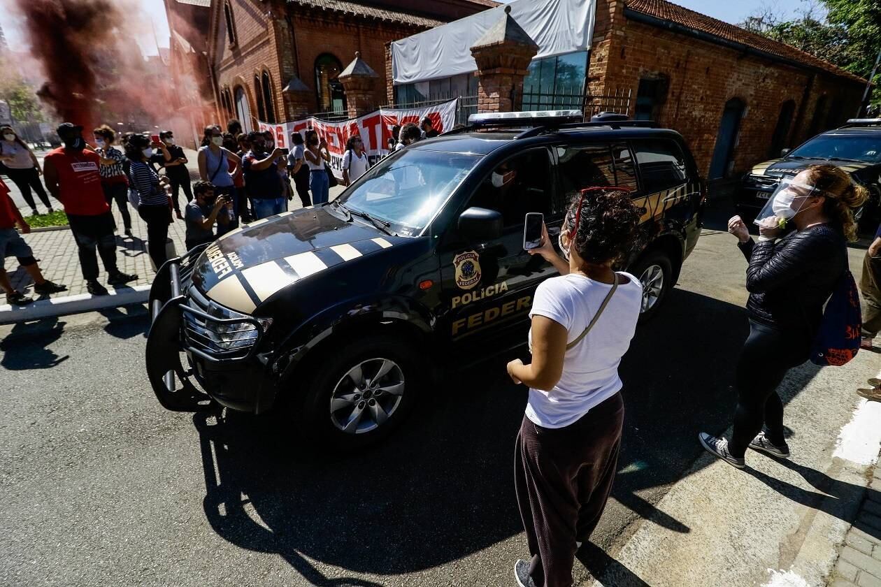 PF no prédio da Cinemateca, em São Paulo, onde ocorria protesto nesta sexta