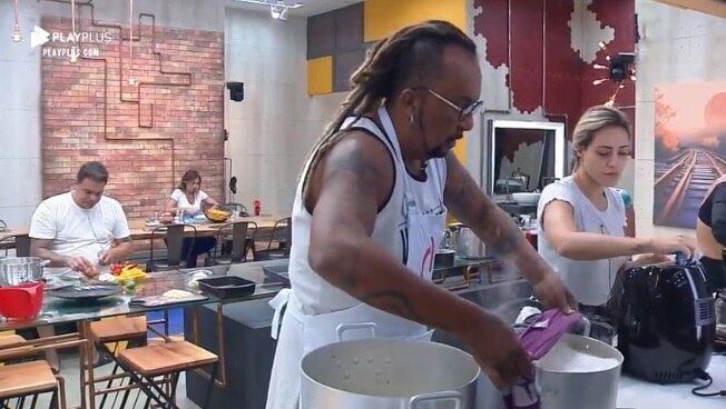 Assim que começou o programa, Tchaka, como é chamado carinhosamente pelos colegas de confinamento, ficou responsável pelo almoço da galera em alguns dias