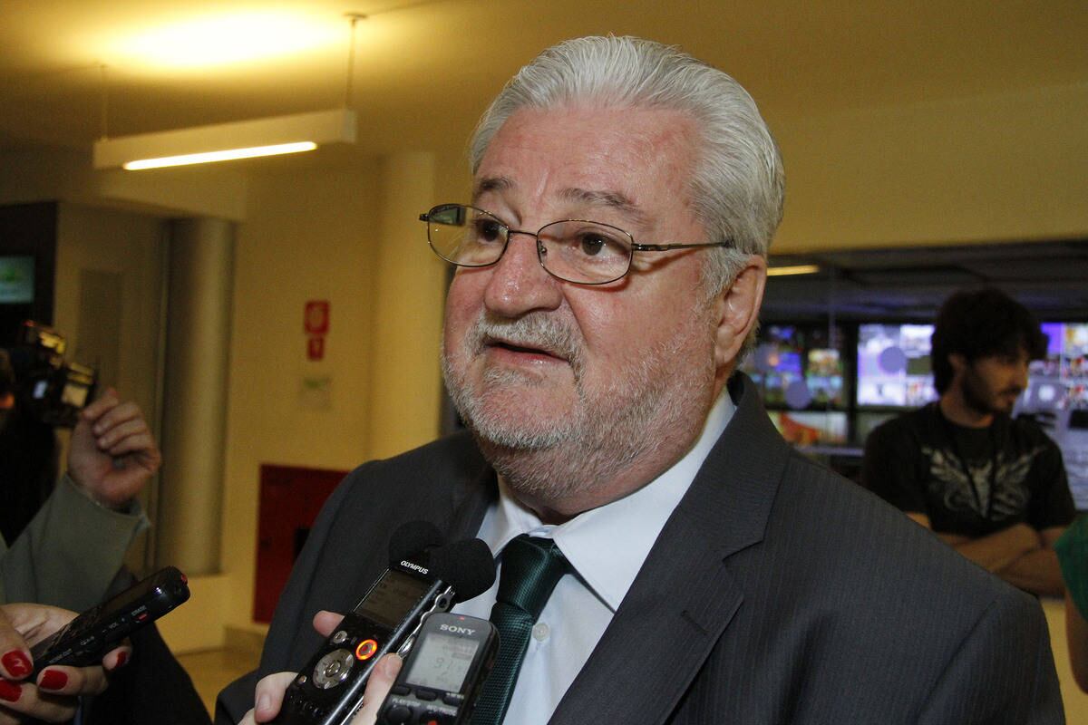 Na noite deste sábado (23), oito candidatos ao governo de São Paulo participaram de um debate onde a ausência do atual governador e candidato à reeleição, Geraldo Alckmin (PSDB), foi alvo de diversas críticas.
Na chegada ao debate na Band, os candidatos conversaram com os jornalistas.
O candidato Gilberto Natalini (PV) pediu um "debate de nível" a fim de
"melhorar a política", sobretudo quanto à sustentabilidade
Leia mais
