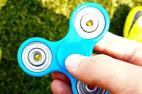 Fidget spinner está fazendo sucesso entre os jovens