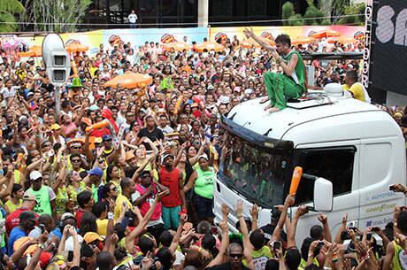 Saulo surpreendeu e subiu na cabine do trio elétrico