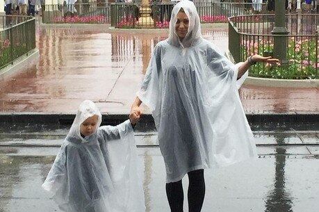Scheila Mello e a filha Brenda enfrentam chuva na Disney