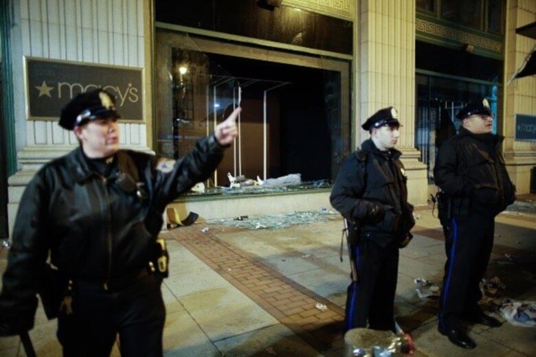Os fãs de Philadelphia Eagles se reúnem para assistir sua equipe no Super Bowl LII contra os Patriotas da Nova Inglaterra
PHILADELPHIA, PA - 5 DE FEVEREIRO: os policiais de Filadélfia tentam manter os fãs afastados das janelas da loja do macy quebradas ao celebrar a vitória do Philadelphia Eagles no jogo Super Bowl LII contra os New England Patriots em 5 de fevereiro de 2018 na Filadélfia, Pensilvânia ... (Foto por Eduardo Munoz Álvarez / Getty Images)

