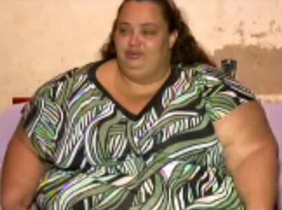 A dona de casa Zenilda Alves Laurindo, de 38 anos, pesa 220 quilos e pede ajuda para emagrecer
