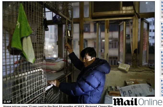 

De acordo com a Society
for Community Organization, um grupo que cuida do bem-estar social, cerca de
100 mil pessoas na China vivem em moradias inadequadas, como apartamentos divididos em
cubículos e barracas no telhado.



Cheng Man Wai, de 62 anos (foto), precisa subir em uma das gaiolas de baixo para alcançar sua

