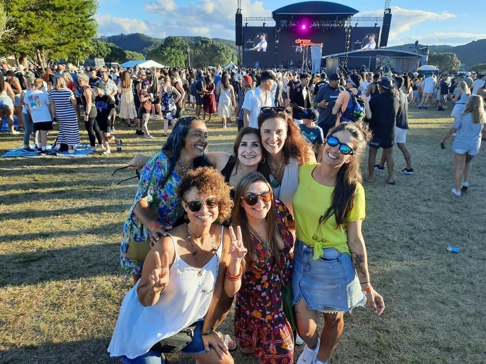 Isabelle Gasparini e amigas em festival de música realizado em janeiro deste ano