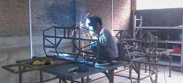 Wang e Li construíram os modelos literalmente do zero, a partir de peças tubulares de aço