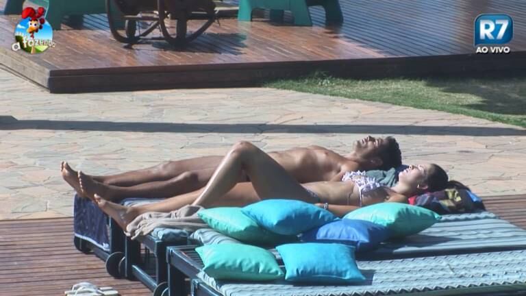 Os peões deitaram na espreguiçadeira e ficaram um longo tempo se bronzeando

+ Quem você quer que continue na Fazenda? Clique aqui e vote quantas vezes quiser
+ Peoas dizem ficar constrangidas com namoro de Débora e Marlos
+ Peoa detona Darlos: "Ele é doente. Não vai dar certo lá fora"
+ Marlos diz que Débora estava inchadinha 
