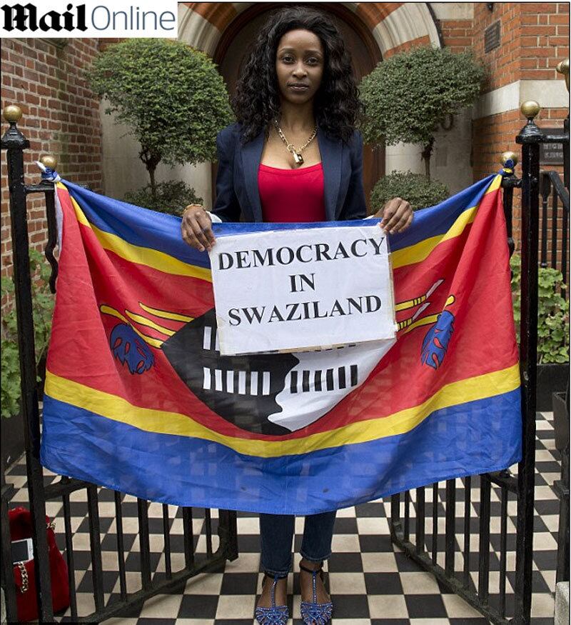Tintswalo protesta em frente à Embaixada da Suazilândia