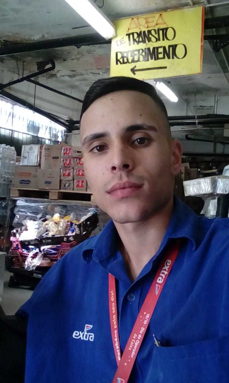 Winícius trabalha em um mercado e está no último ano da faculdade