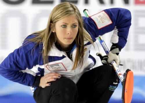 Até com o uniforme ela é linda