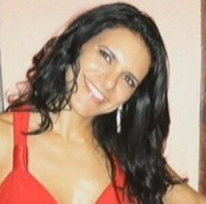 A Polícia Civil de Natal (RN) concluiu que a fisiculturista Fabiana
Caggiano Paes, de 36 anos, foi estrangulada até a morte pelo marido, Alexandre
Paes, em 2012. Fabiana e o marido estavam hospedados em um hotel quando ela
morreu. Ele havia informado que encontrou Fabiana desmaiada no banheiro e que
ela passou mal enquanto tomava banho, mas testemunhas disseram que o cômodo estava seco