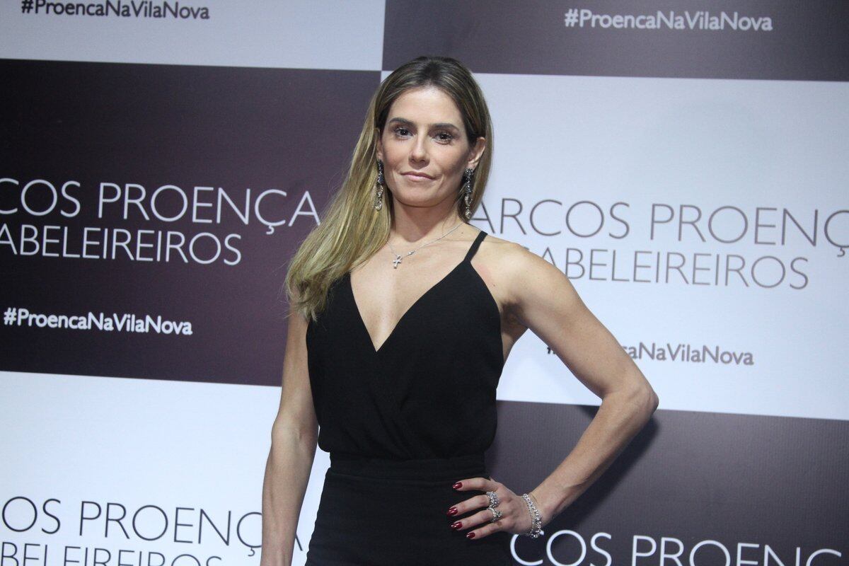 Famosos prestigiam inauguração de salão em São Paulo